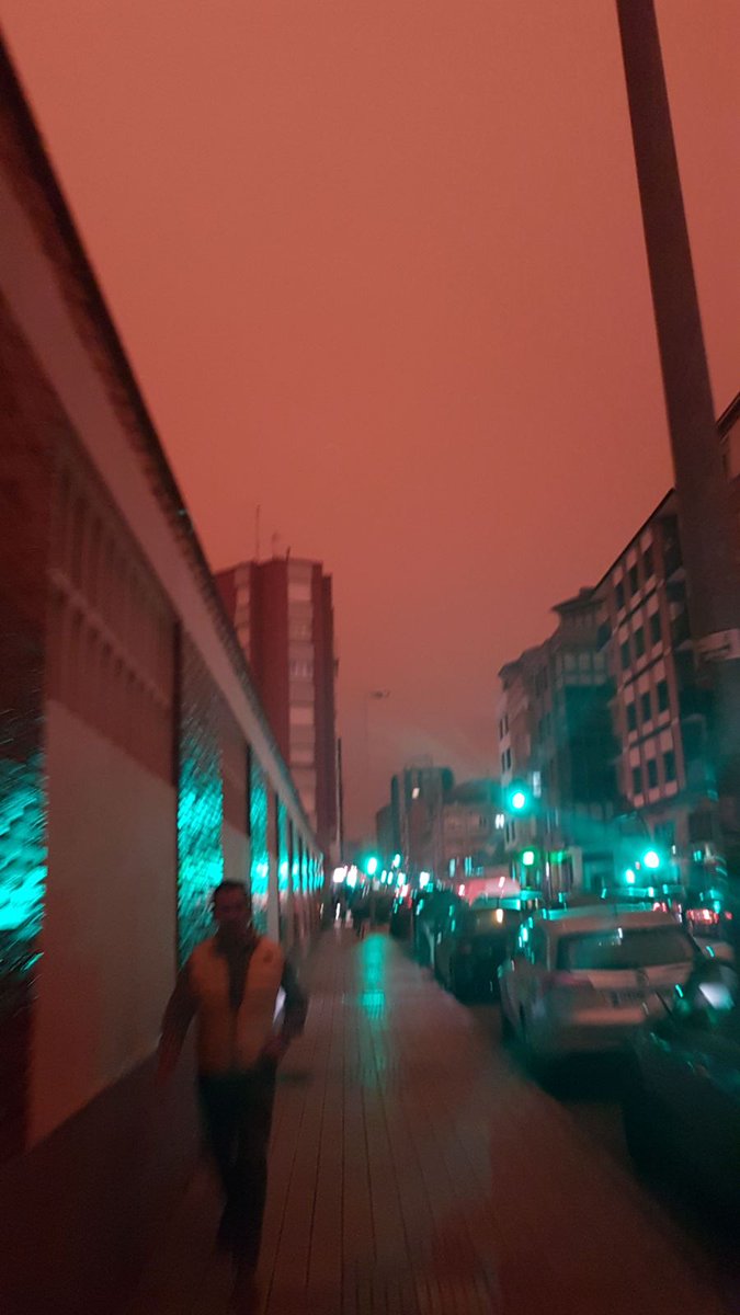 elcomerciodigit's tweet photo. 🔴 EN DIRECTO: En #Gijón aún no ha amanecido. Cielo naranja y 21 grados https://t.co/e88zsLKczg https://t.co/dUWPXNhTLj
