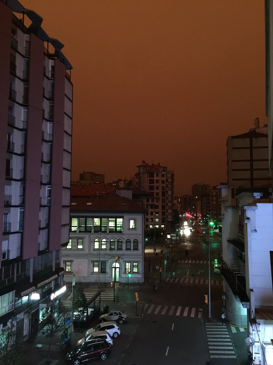 elcomerciodigit's tweet photo. 🔴 EN DIRECTO: En #Gijón aún no ha amanecido. Cielo naranja y 21 grados https://t.co/e88zsLKczg https://t.co/dUWPXNhTLj
