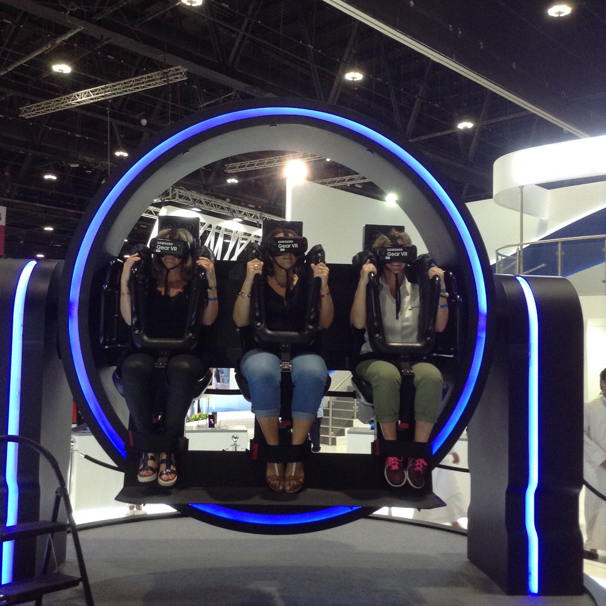 Ngosselin85's tweet photo. Rien de tel pour bien en commencer la journée !!! @samsungGulf #WSAD17 #VR#WorldSkillsAbuDhabi2017 https://t.co/272CJhPzvW
