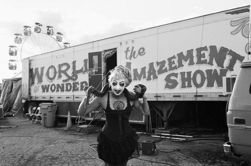 mixdevil66's tweet photo. Photographer #HunterBarnes captures the weird and wonderful American #travelling #circus https://t.co/007Lm8QIF5 #photography https://t.co/Vhx9eurGYa