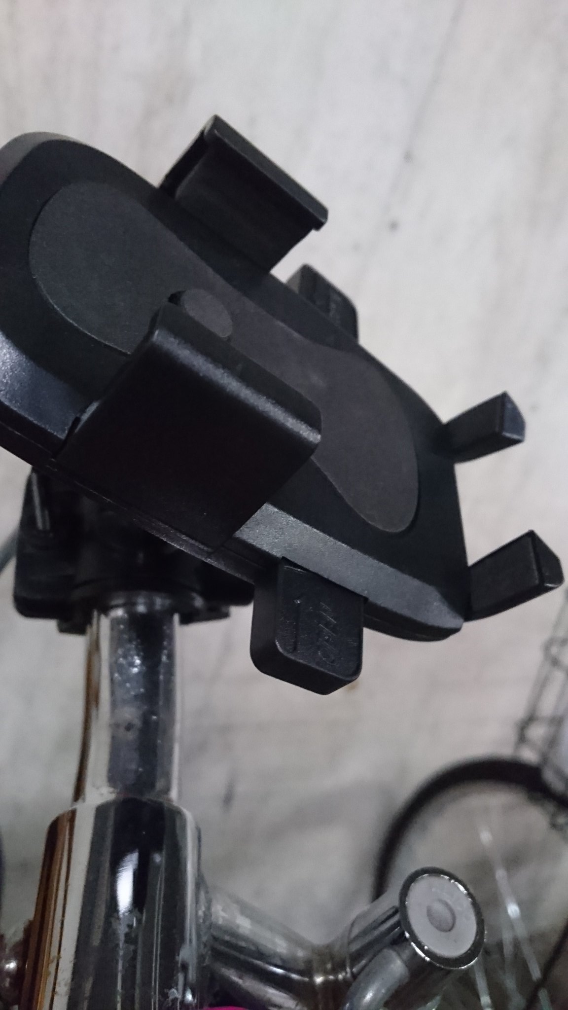 菊花 新しい自転車用スマホホルダー買ったよ 100均 Can Do で買いました 今まで装着していたものより優秀です Can Do 凄いわ 100円均一 キャンドゥ T Co K5e1icfwup Twitter