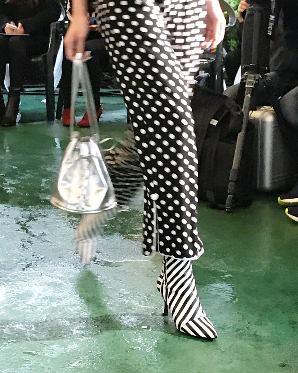 Fashion_Tsushin's tweet photo. 〈東コレ〉本日からAmazon Fashion Week TOKYO!こちらは'G.V.G.V.'。'ボタニカルマリン'と題した作品はマリンリックをベースにストライプやドットなどを融合したデザイン。柄オン柄をスタイリングの妙ですっきりまとめています!#gvgv #afwt2017 https://t.co/WWR8ZAx6Ec
