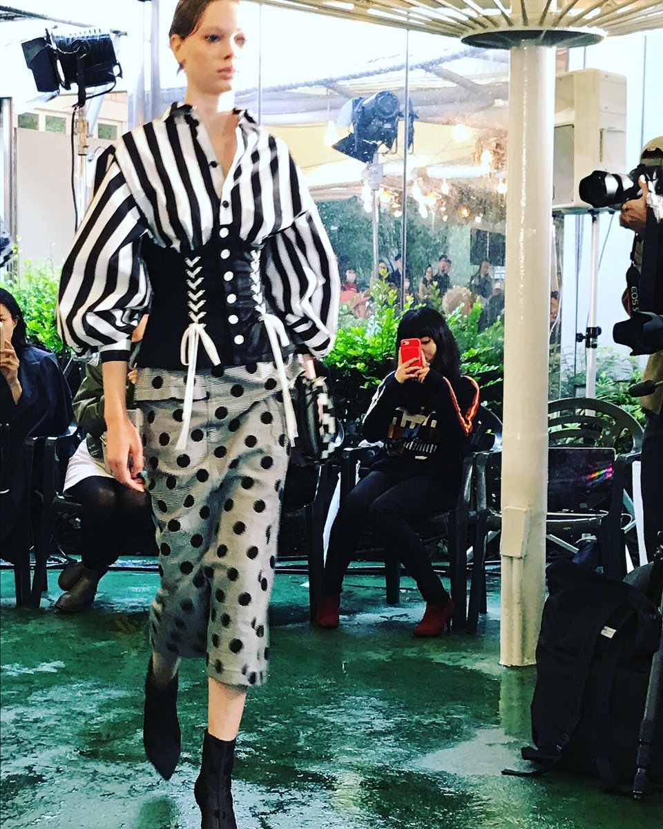 Fashion_Tsushin's tweet photo. 〈東コレ〉本日からAmazon Fashion Week TOKYO!こちらは'G.V.G.V.'。'ボタニカルマリン'と題した作品はマリンリックをベースにストライプやドットなどを融合したデザイン。柄オン柄をスタイリングの妙ですっきりまとめています!#gvgv #afwt2017 https://t.co/WWR8ZAx6Ec