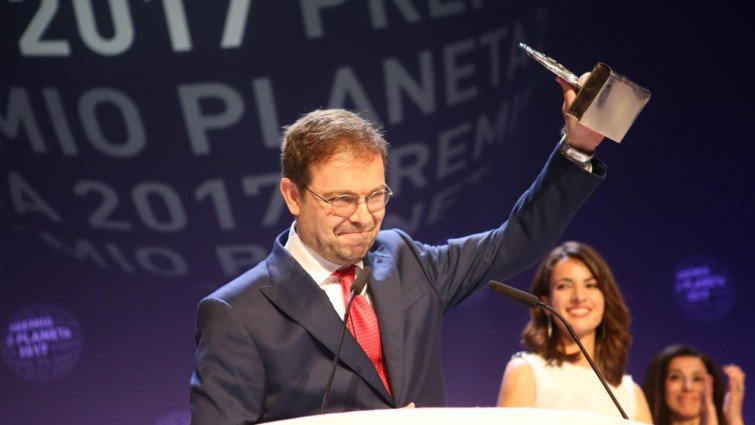 Javier Sierra (<a href="/Javier__Sierra/">Javier Sierra</a>) y Cristina López Barrio, ganador y finalista del #PremioPlaneta2017 ¡Enhorabuena!