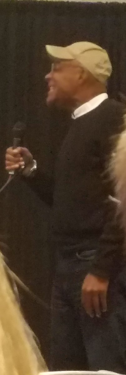 KeeKeeSage_1's tweet photo. @akaWorf walks thru @jonathansfrakes panel to sign a banner for @CreationEnt & ends up singing a duet w/ Frakes!
#StarTrekTNG30
#CONVOYSF https://t.co/PeJdaHqoWE
