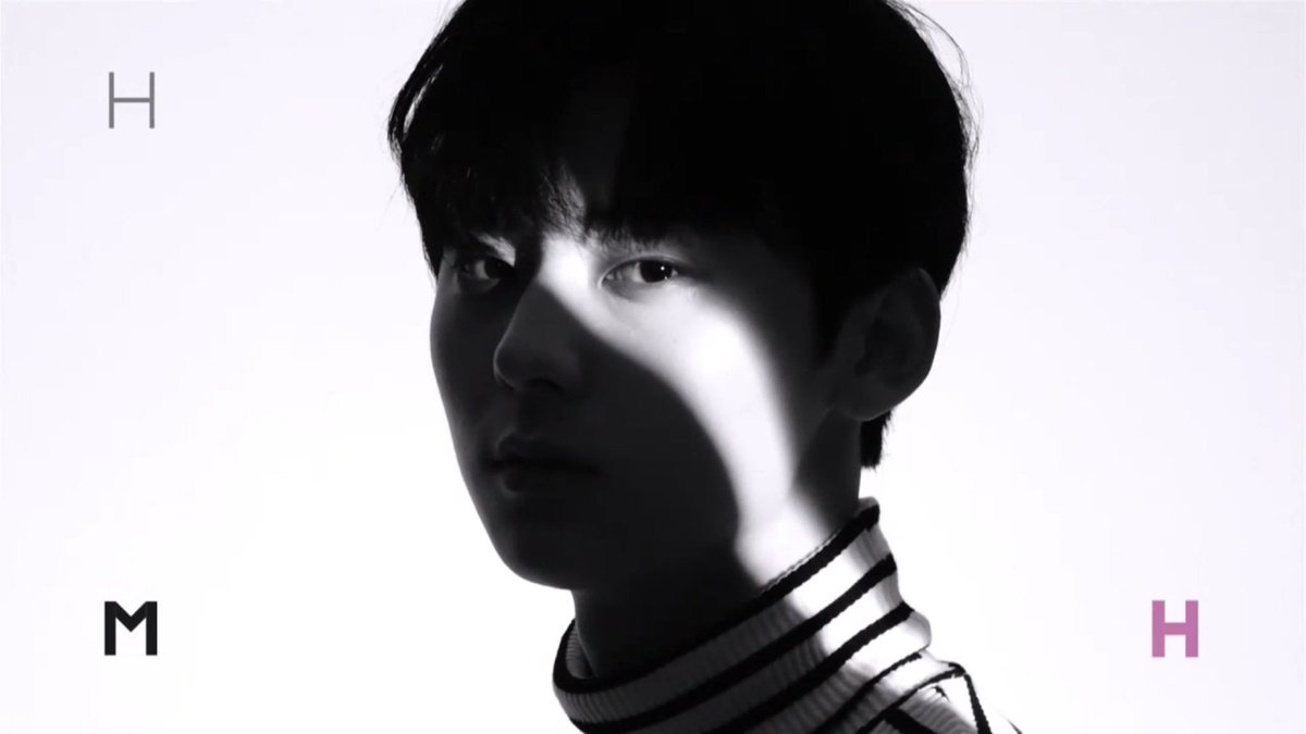 0rclaire's tweet photo. 💛💛
#황민현 #워너원 #minhyun #Wannaone https://t.co/4Dgz4tQ7mb
