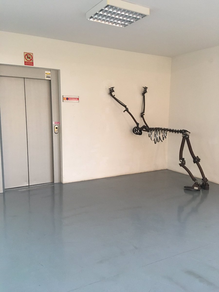 Tú intentado superar la semana después del puente 😂 visto en el pabellón #UMH #FelizLunes