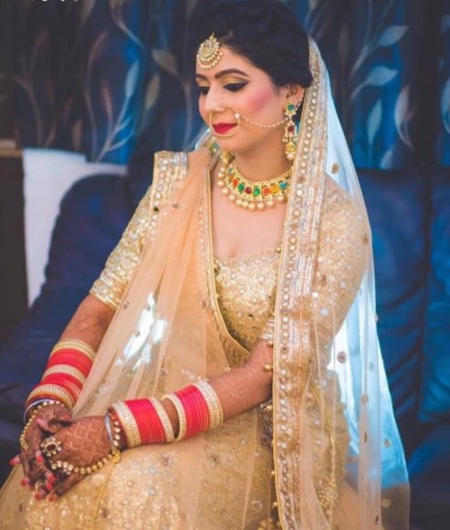 WedLista's tweet photo. This bride portrays sheer elegance with classy lehenga, jewellery & perfect makeup. PC: @abhisakshiphotography
#WedLista #FashionForWedding https://t.co/UREUYpQL5W