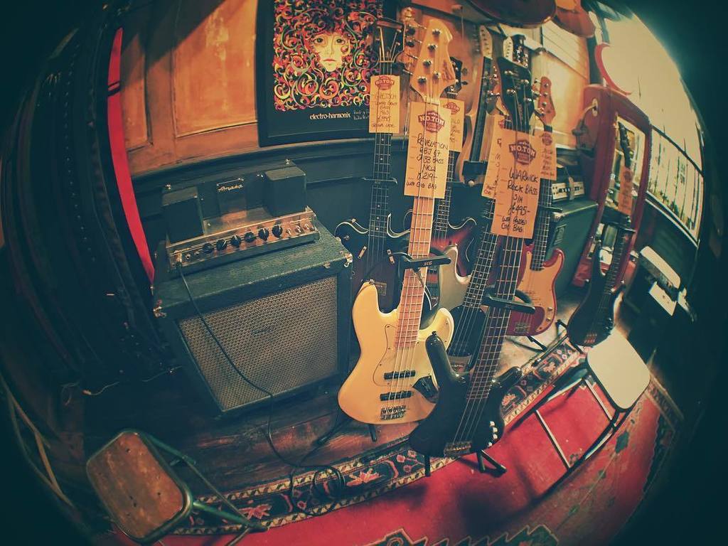 andsabmusic's tweet photo. Bass Paradise 🤤 @notomguitars
#london #denmarkstreet #bassguitar #vintageinstruments #ampeg #londocalling #fall #travel #musiclife #shoton… https://t.co/5RLSfz0tTE