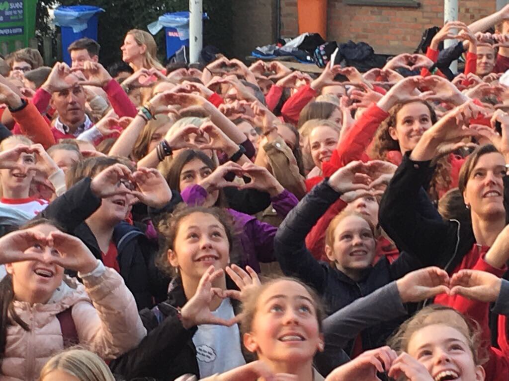 crevits's tweet image. Reanimeren kan je leren. Nieuw AED-toestel in O.-L.-V.-Hemelvaartinstituut @StadBrugge #playitsafe #restartaheart ➡️ bit.ly/2kQOKJU