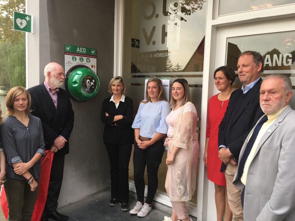 crevits's tweet image. Reanimeren kan je leren. Nieuw AED-toestel in O.-L.-V.-Hemelvaartinstituut @StadBrugge #playitsafe #restartaheart ➡️ bit.ly/2kQOKJU