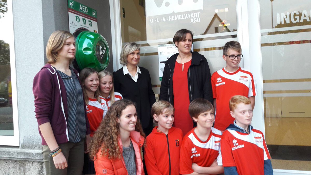 crevits's tweet image. Reanimeren kan je leren. Nieuw AED-toestel in O.-L.-V.-Hemelvaartinstituut @StadBrugge #playitsafe #restartaheart ➡️ bit.ly/2kQOKJU