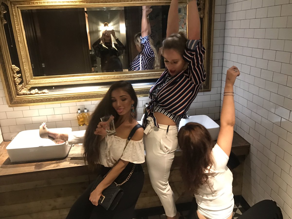 sophiefield_'s tweet photo. @roseannakelly_ @HanBray_ @LucySchofieldx 😹😹😹😹what r these who do we think we are https://t.co/aL8L60KPmt