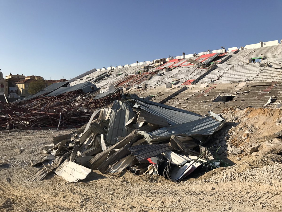 jeanbatmarie's tweet photo. Sensation bizarre. Stade du Ray, théâtre des plus grandes heures de l'@ogcnice. #LouRay https://t.co/bKlZlppD8i