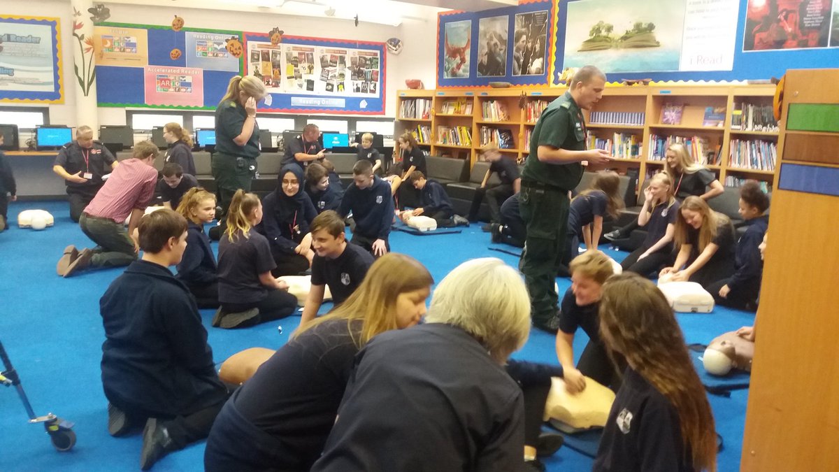 SCAS999's tweet photo. Paramedics Tracy &amp; Jordan,and partners from @Hants_fire &amp; medical students from @unisouthampton at @RedbridgeCS for @TheBHF #RestartAHeart https://t.co/nc0pRL2KBh