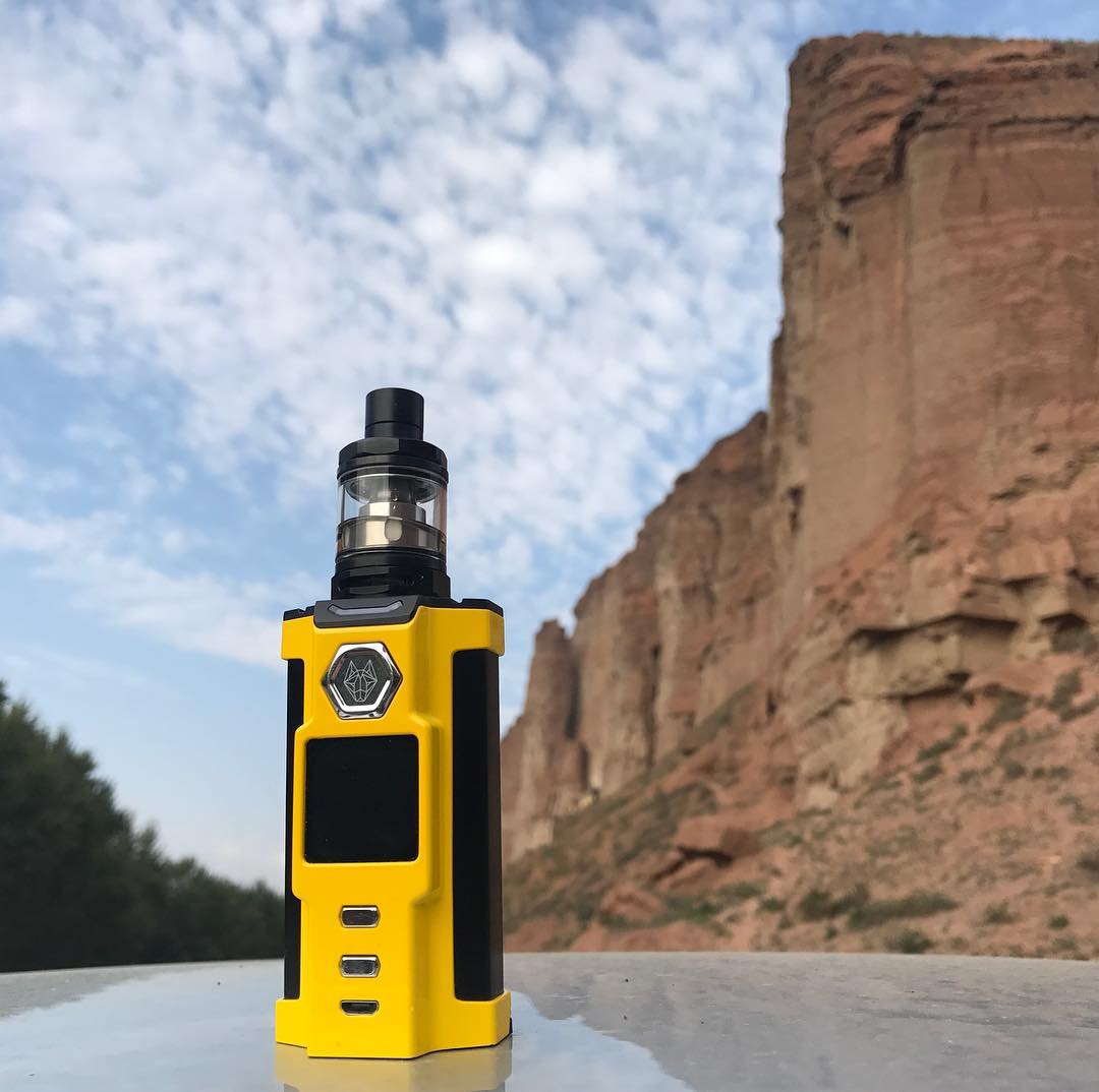 Snowwolfvape's tweet photo. Follow the bumble bee 🐝🔝
#dripper #snowwolf200W #calivapers #sigelei #vfeng #alldayvape #dripgirls #snowwolfvfeng #vapelife #squonk https://t.co/ZysnqFxcoO