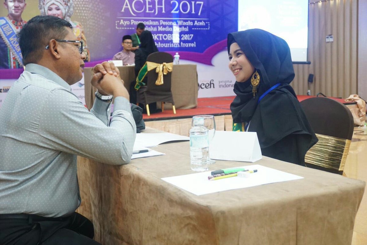 DutaRayeuk's tweet photo. @aceh_disbudpar @genpiaceh @atjehraya @iloveaceh @agaminongaceh @Rahmadhani1111 @rezalevi2011 @genpirayeuk @irna_maulisa @onlyrifqi @wardahbeauty Inong @irna_maulisa  di salah satu sesi interview. Smile as always 😊😊😊 https://t.co/MWG3CSRV6I