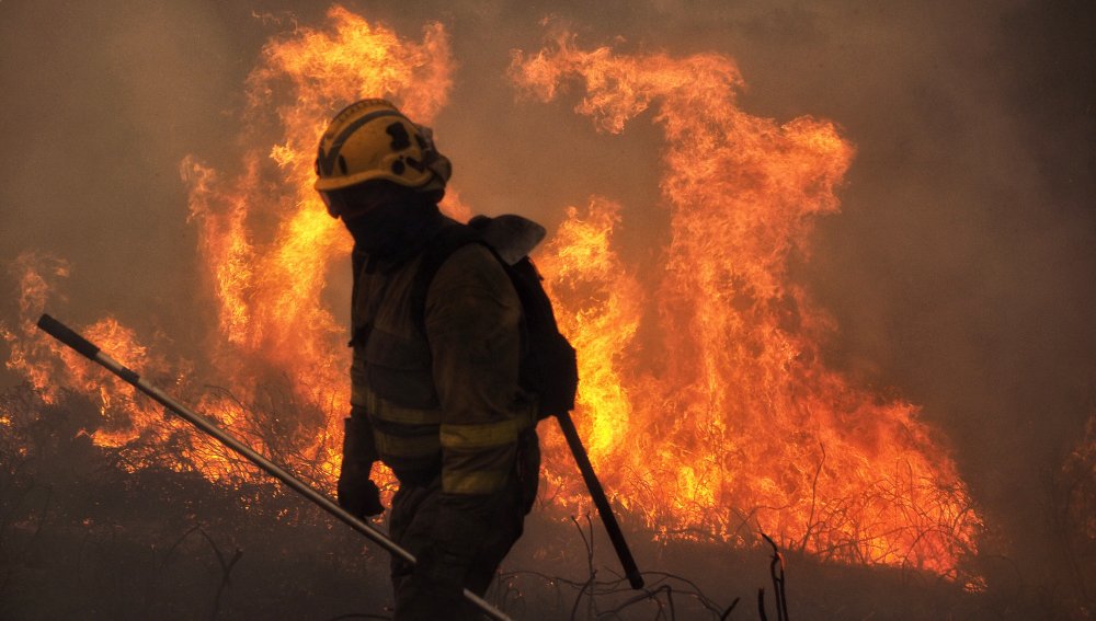 Seguimos olvidando el monte hasta que lo convierten en un infierno. Desolados y consternados #QueimanGalicia #ArdeAsturies