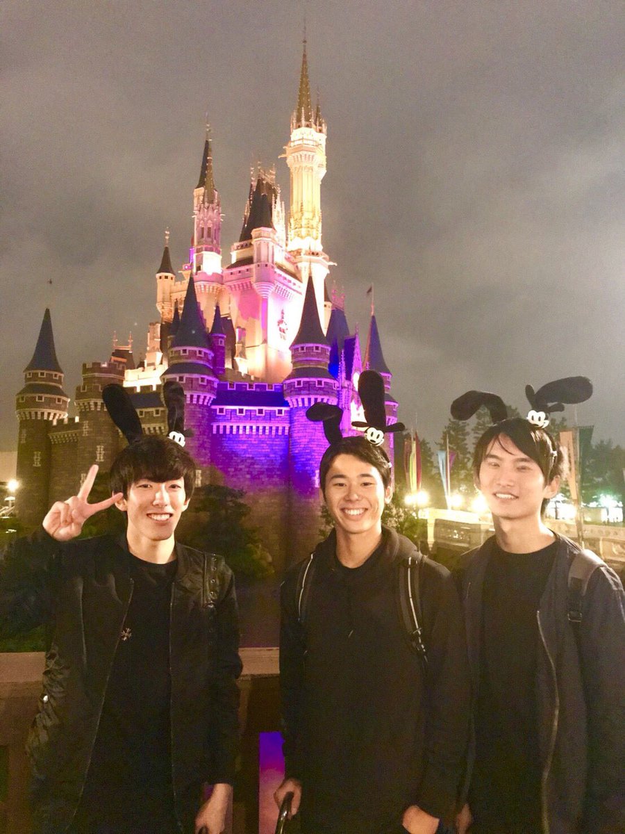 saaantytennis's tweet photo. 千葉大の元3-1メンバーで4限終わってからのディズニー！！
楽しすぎた！！😆😆 https://t.co/hYJw0QZ2us