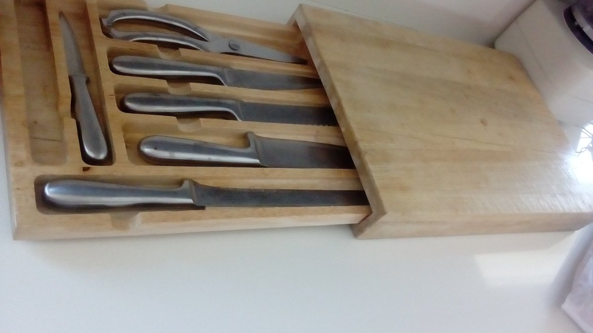 ditouh's tweet photo. #zapeando974 en un sorteo que hizo mi panadero me toco este fabuloso juego de cuchillos con la tabla para cortar el pan incluida https://t.co/ANIm9JcDJd