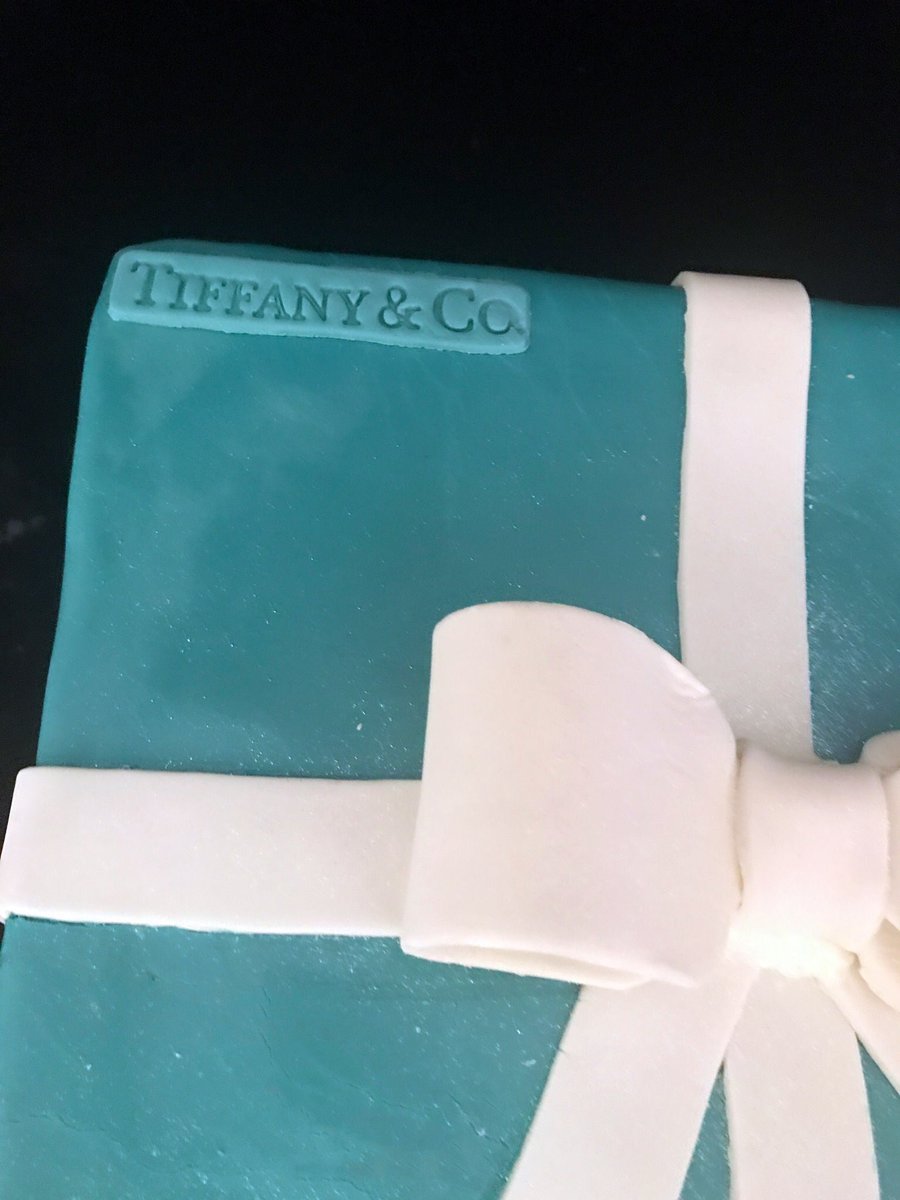 ImagineCakeDC's tweet photo. Tiffany is Timeless!  #TiffanyBoxCake #JewelryCake #GiftBoxCake #CakeOfTheDay #DMVCake #CakeLife #CakeLove https://t.co/CxnUB9ivoq