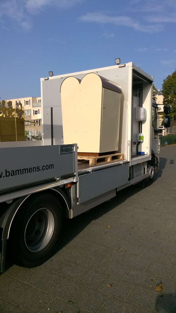 AnneliesRebel's tweet photo. Check. Weer een Haagse #broodcontainer in #schilderswijk. Met z'n allen tegen de ratten! #schoon #broodoverlast @Schilderswijk_N https://t.co/cGoXth4B9v