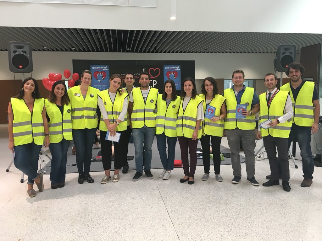 enfermeriaunav's tweet photo. Todavía tenéis tiempo en el Ed. Amigos para aprender a hacer una RCP con el equipo de @enfermeriaunav #DiaEuropeoDelParoCardiaco https://t.co/mdtS2Sdbwq