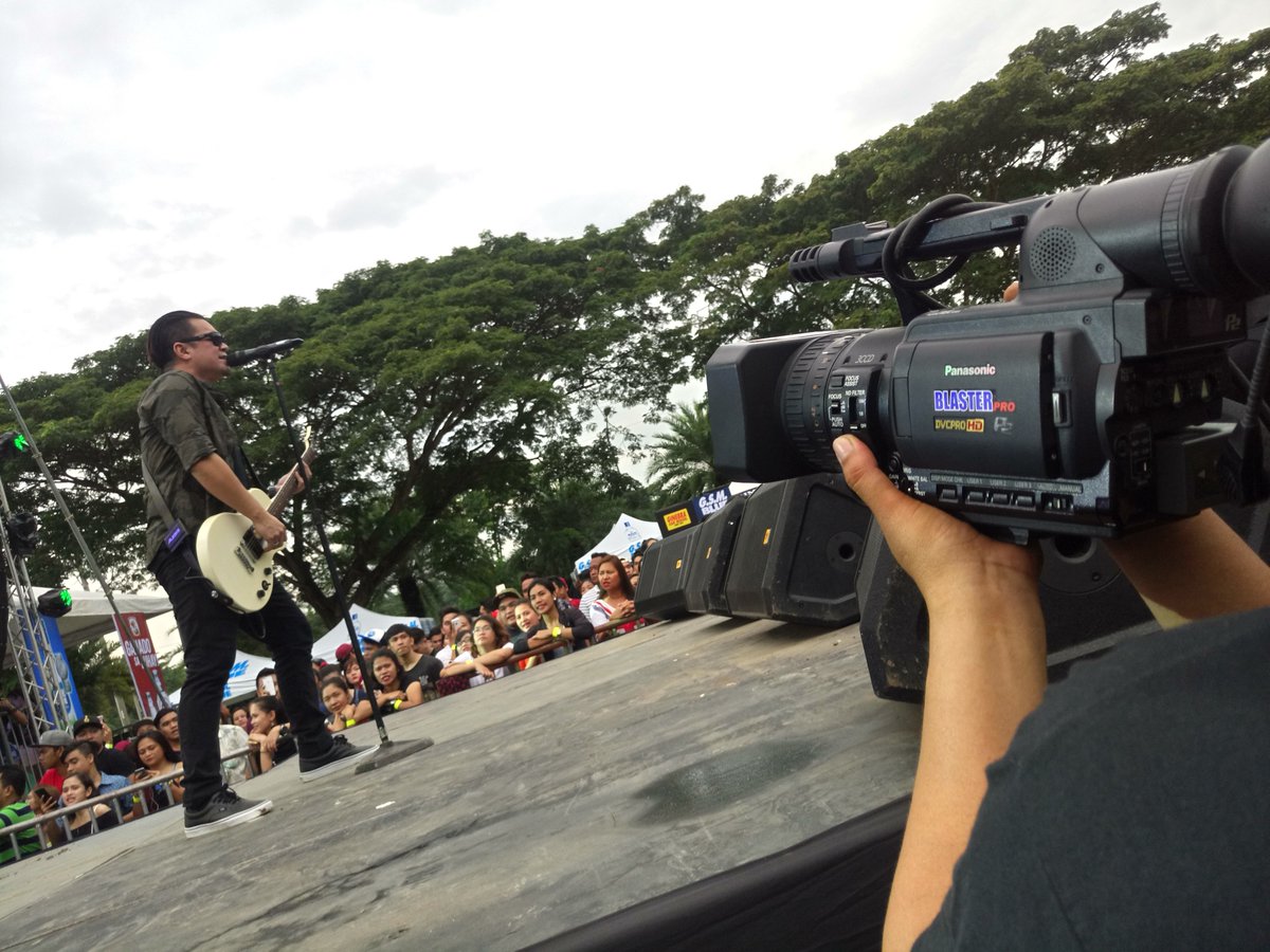 jhUnAxEr's tweet photo. @cueshetheband 🤘 #MusicaeVita2017 https://t.co/yr4A6yMd8u