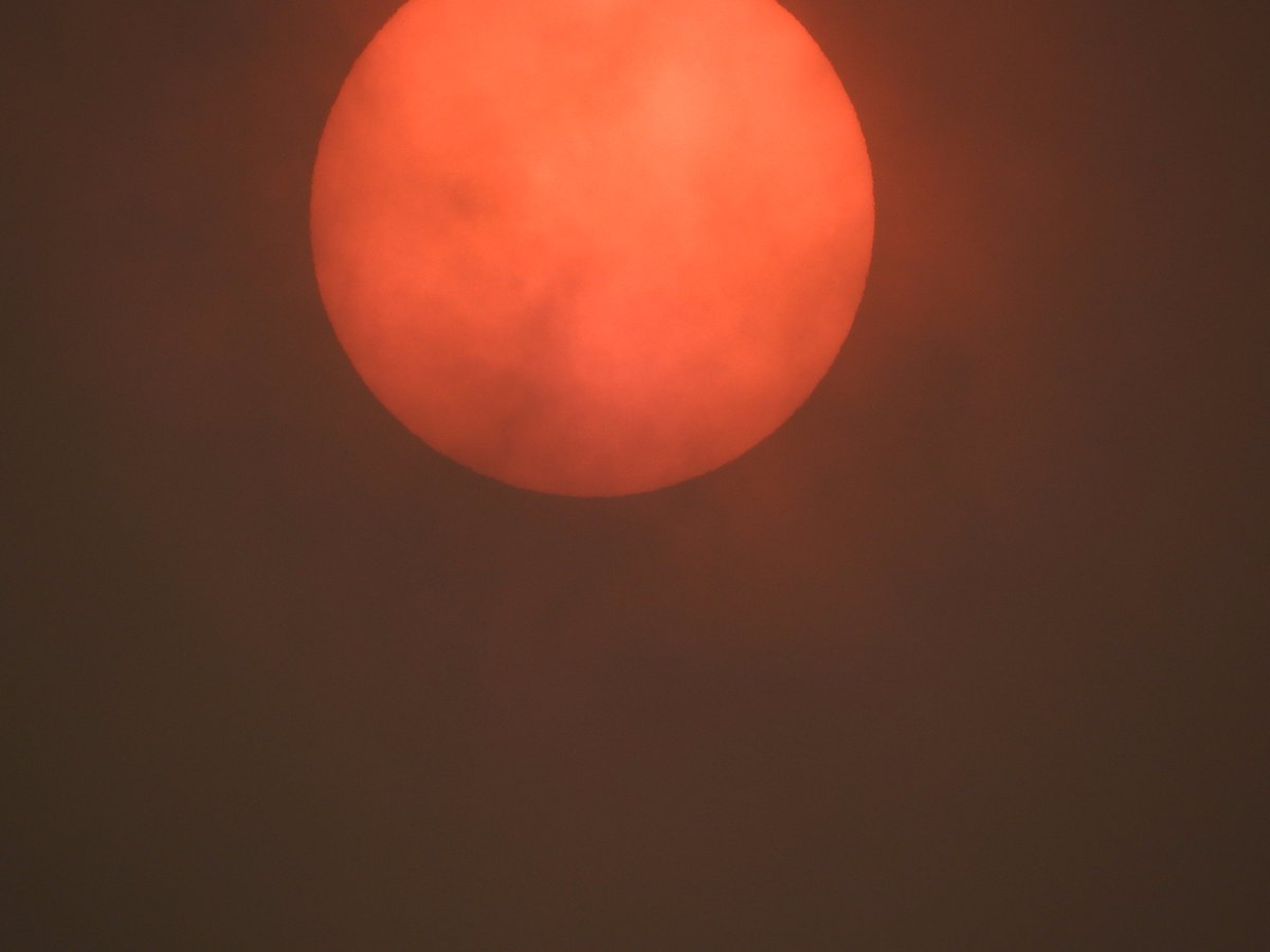 HighPeakLife's tweet photo. Red Sun in the High Peak today looks awesome. #highpeak #redsun #wow #countryside #sahara #Derbyshire #ophelia #OpheliaStorm https://t.co/uZoV3YPcZb