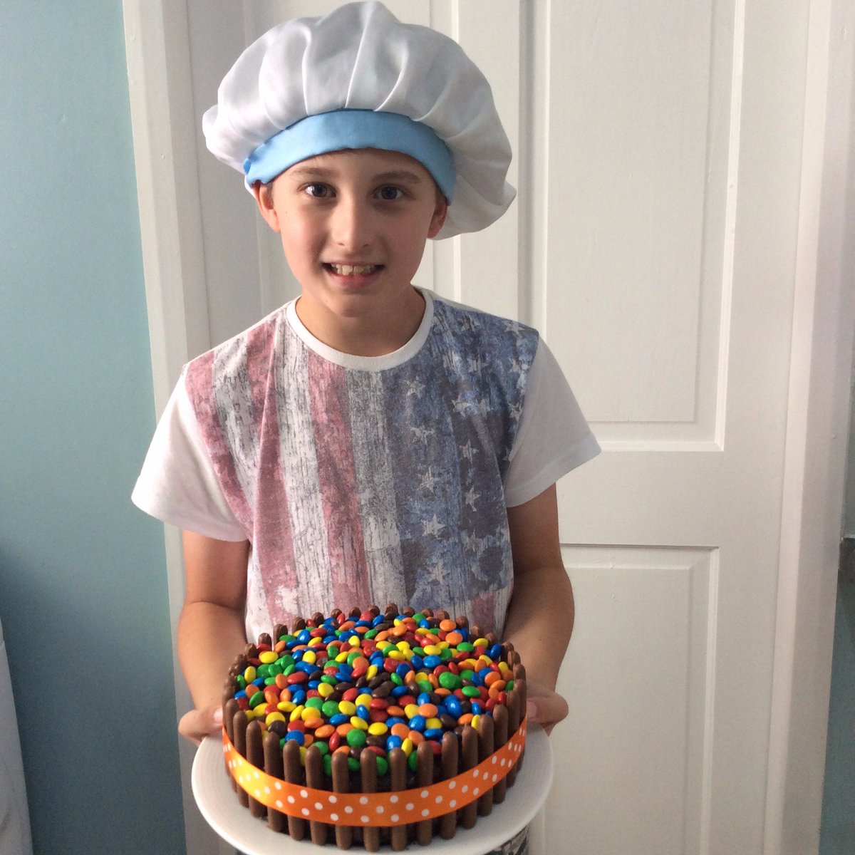 Sparklyrainbows's tweet photo. @bakerdays #MondayMotivation #bdbake #NationalBakingWeek My little helper! https://t.co/cfUBqB0zM7