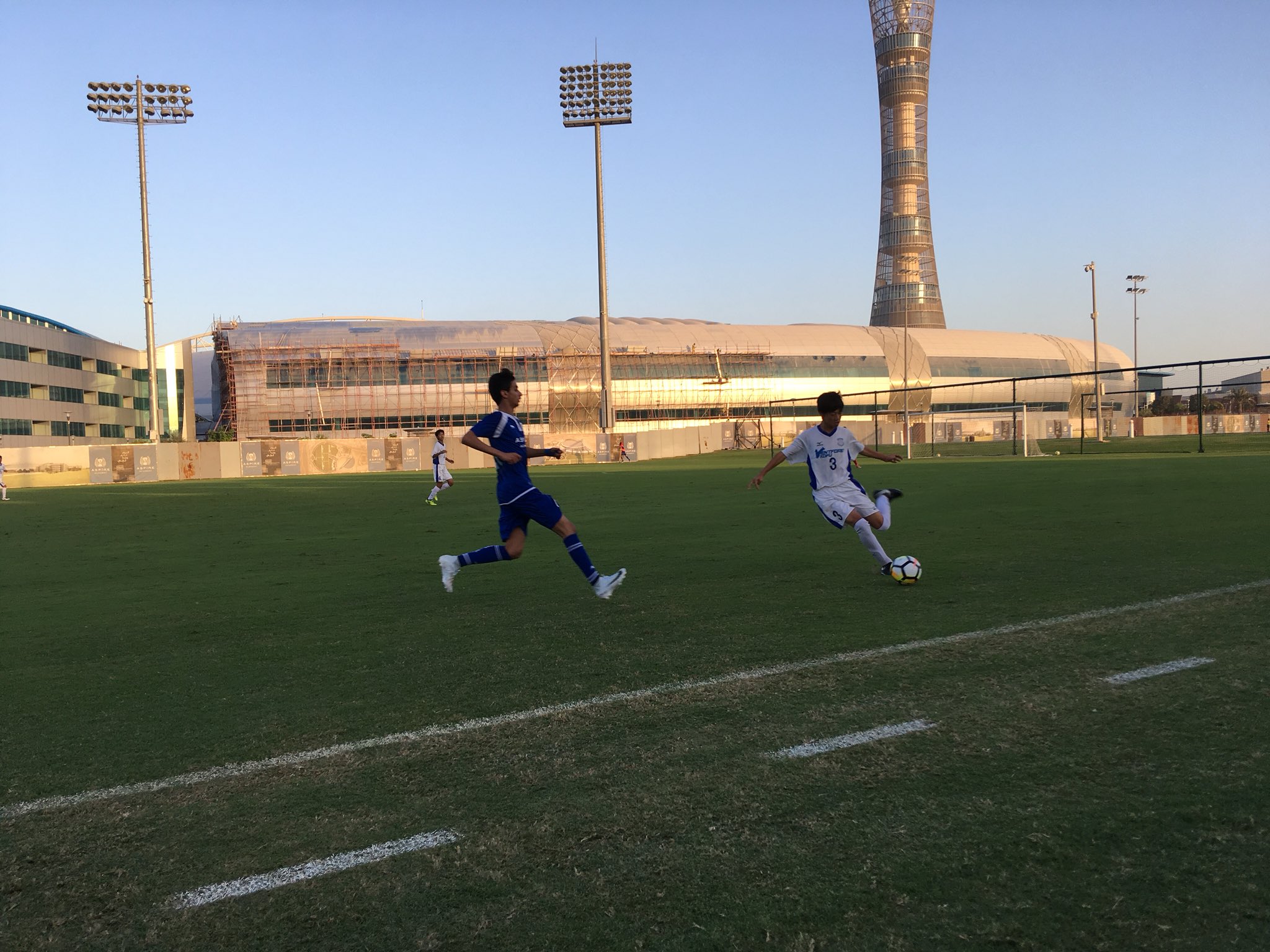 一般社団法人ヴァンフォーレスポーツクラブ 国際交流 カタール アスパイア遠征2日目 現地時間1630 アスパイアアカデミー カタール との対戦が始まりました U12 U13 U14の各年代にわかれ 同時キックオフです Vfsc Vfk 国際交流 アスパイア