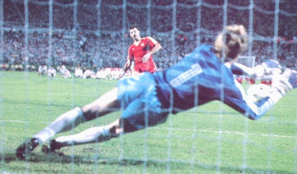 PortieriSiNasce's tweet photo. #HansvanBreukelen
#DutchGK 🇳🇱
#penalty #save against #Veloso
#UEFA #CupWinnersCup #Final
#PSVEindhoven vs #Benfica
#May 28, 1988 https://t.co/157zqTEwWS