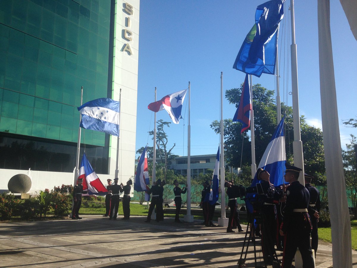 EvelynSolis_'s tweet photo. Todo listo para iniciar la conmemoración del día de la integración ❤️ 🇧🇿 🇬🇹 🇸🇻 🇭🇳 🇳🇮 🇨🇷  🇵🇦 🇩🇴 #SICA #SGSICA #VivirLaIntegración https://t.co/4dyHoBZHrR