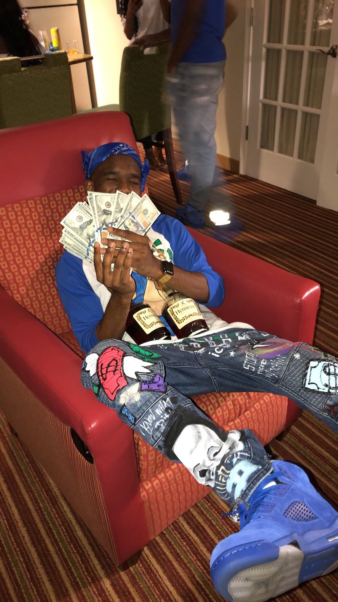 BillionairShine's tweet photo. “Tell the truth wht tf you really mad dawg , is it cause my name #JayKash nd I be Flexxin on your ass dawg ♎️🎊🖤💸™ https://t.co/FXm0UFxjLy