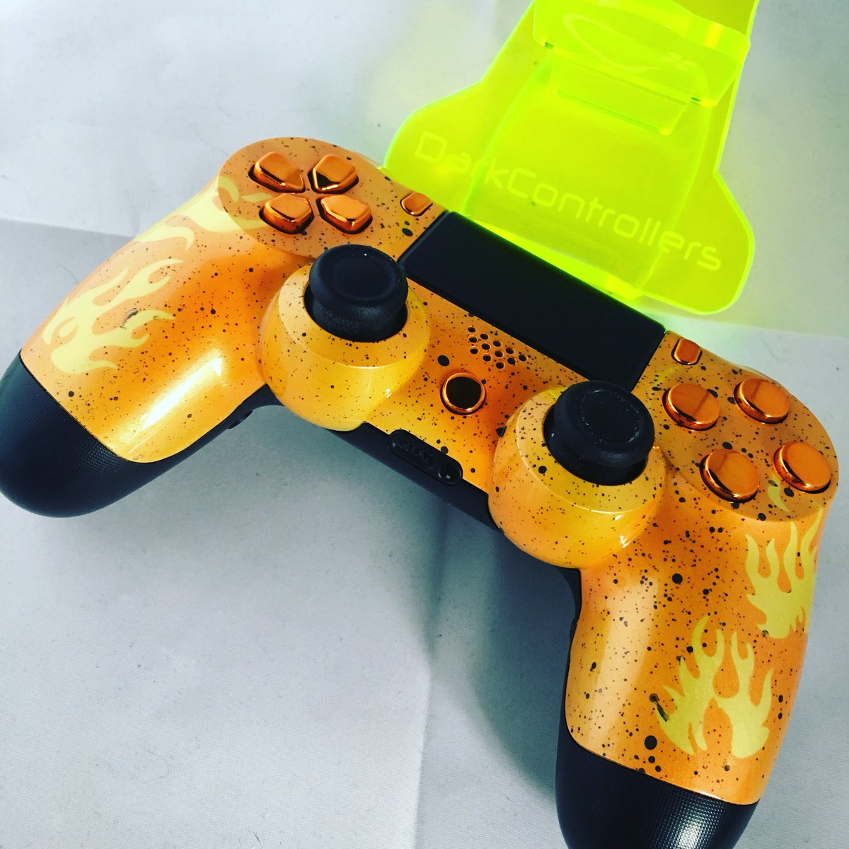 DarkContrEU's tweet photo. GIVEAWAY CUSTOM DARK PS4 ter waarde van 160€ . Op cod release wordt deze mooie controller weg gegeven.

Meedoen.

Volg RT + Tag je vrienden https://t.co/1V1xGM061R