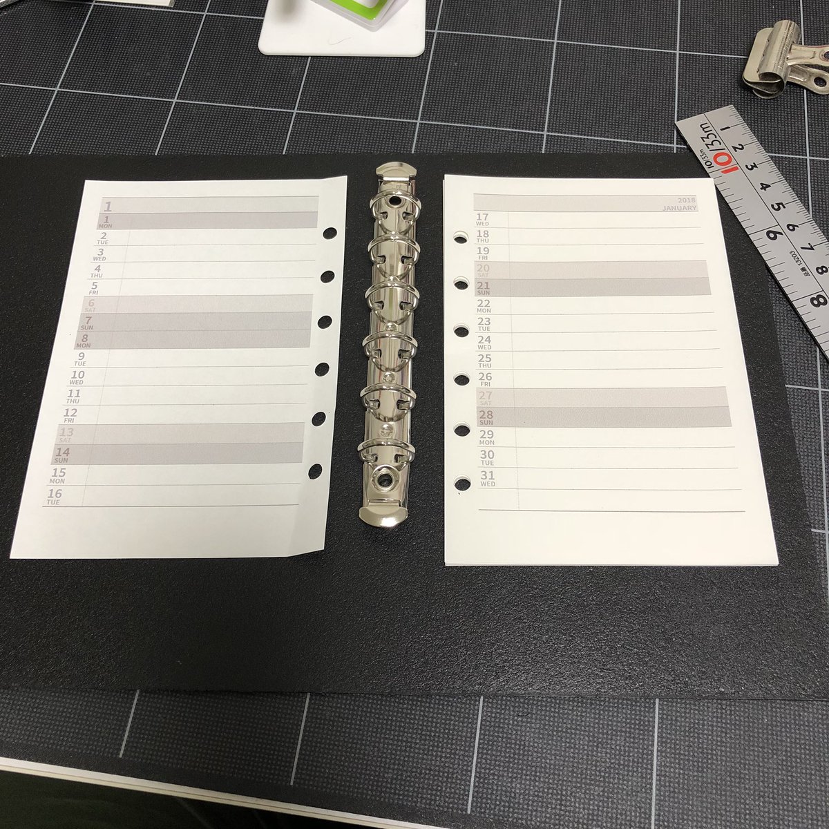 瓢箪山日佐子 Pe Twitter 自作システム手帳を作る計画 今回は用紙サイズをa6 ハガキ サイズで 金具はミニ6でいこうと思う 自作じゃないとこういうのは無いからねー まずはリフィルを試作 用紙はハガキサイズの上質紙に穴あけ フォーマットはpdf De Calendarさんの