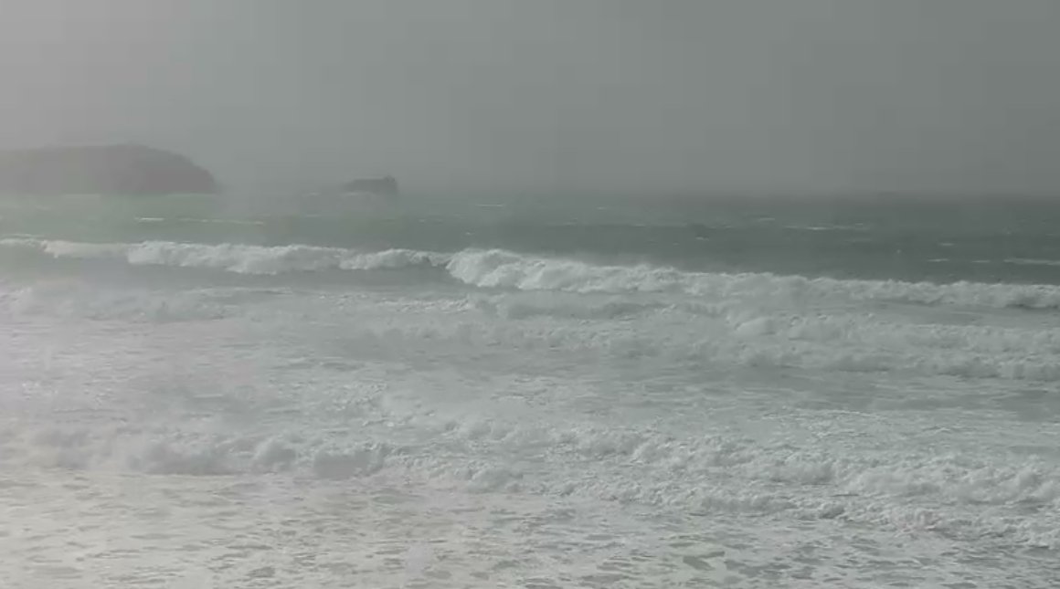SurfingWaves's tweet photo. A lot of beaches looking like this around the UK today https://t.co/KdlITIRkBA