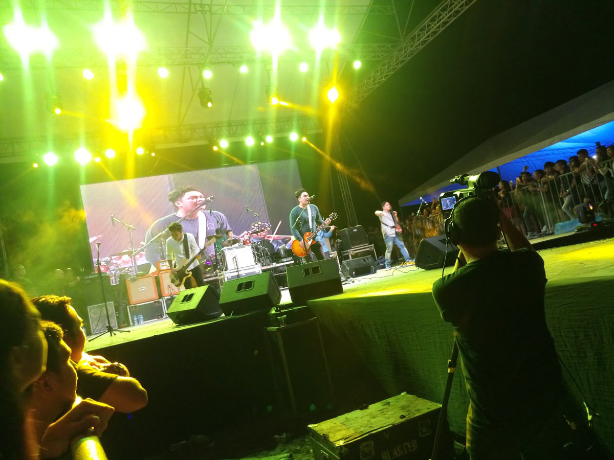 jhUnAxEr's tweet photo. Our theme song for a decade #IkawLamang ❤️Ang galing @silentsanctuary 

Shoutout sa lalaking nasa gilid katabi kuya ko #IkawLamang 😍🤘🤗 https://t.co/WiLuXdEP1y