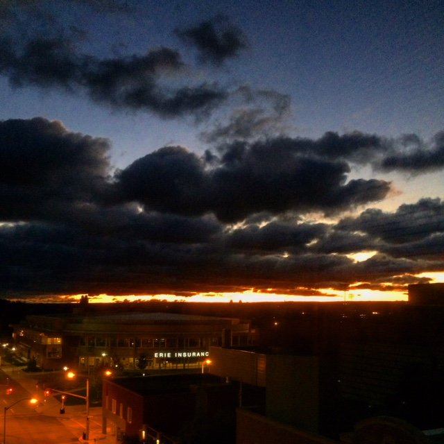 Black_Insurance's tweet photo. Early morning Erie perfectly captured by @pabstbolla. #MagnificentMonday #DowntownErie #ErieInsuranceArena https://t.co/FDgwJU2H9h