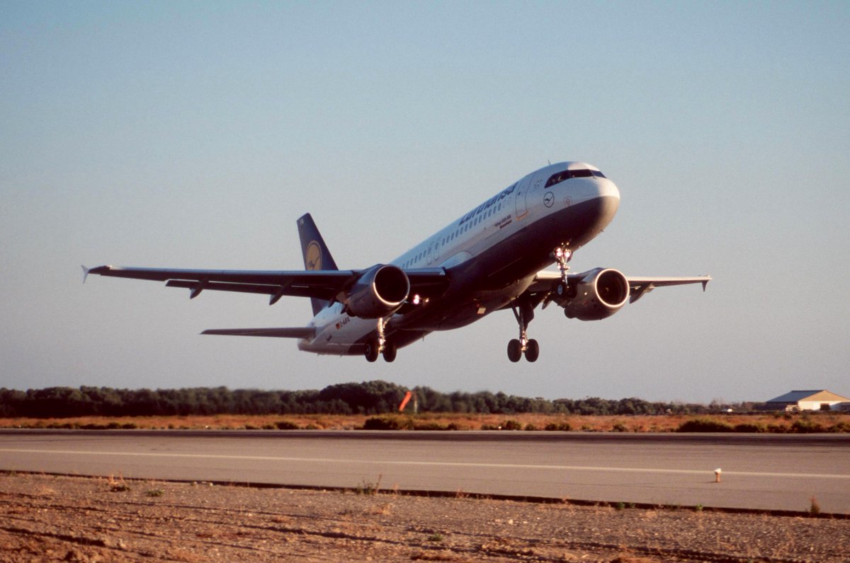 lufthansa's tweet photo. Our little workhorse joined the fleet 28 years ago! 🎉  #A320 https://t.co/VlsRCxTNEA