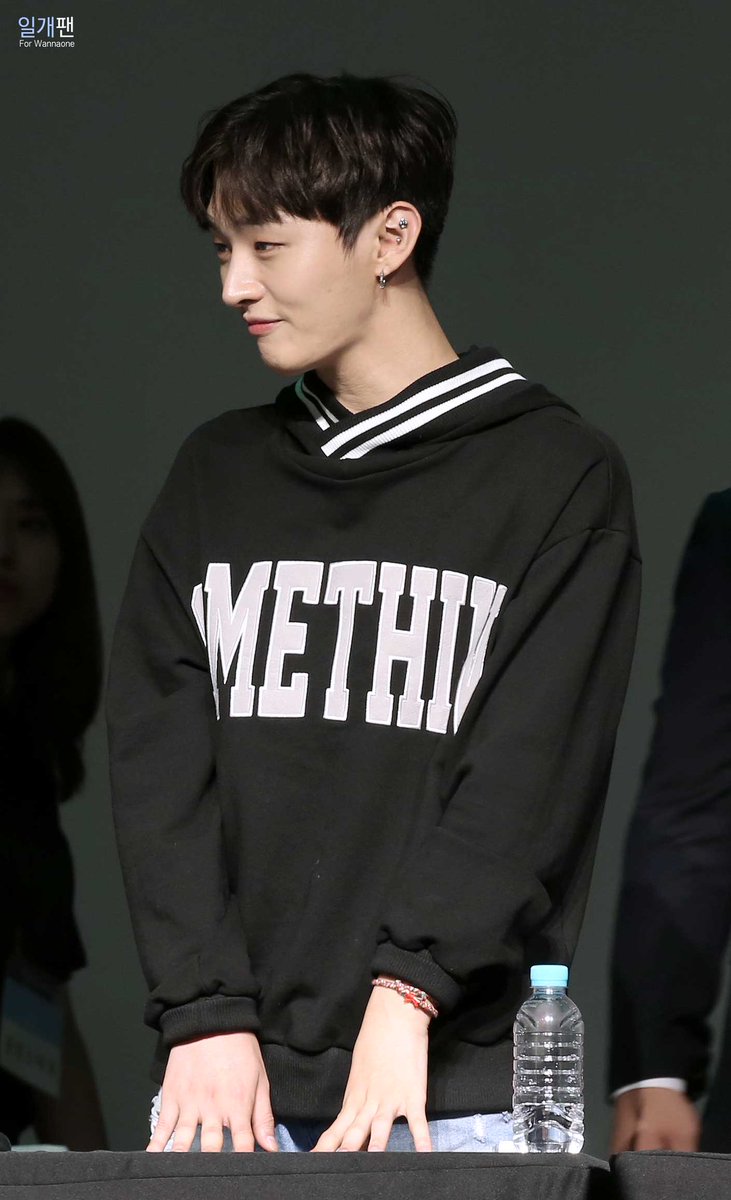 Yoonclothes's tweet photo. 170903 하이터치회 후드티

SMORE의
SOMETHING CLASSIC HOODIE - BLACK
Price: ￦98,000

#윤지성 #윤지성옷
[https://t.co/VxAO0jP3dg] https://t.co/KTm5CBynJi
