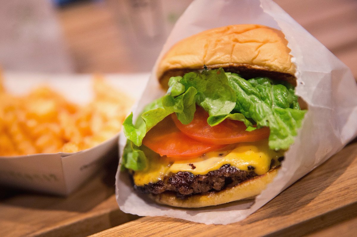 glamourmag's tweet photo. Amazon will soon deliver Shake Shack and Chipotle right to your door: https://t.co/6MTTH9pvfo https://t.co/zraIy21v9O