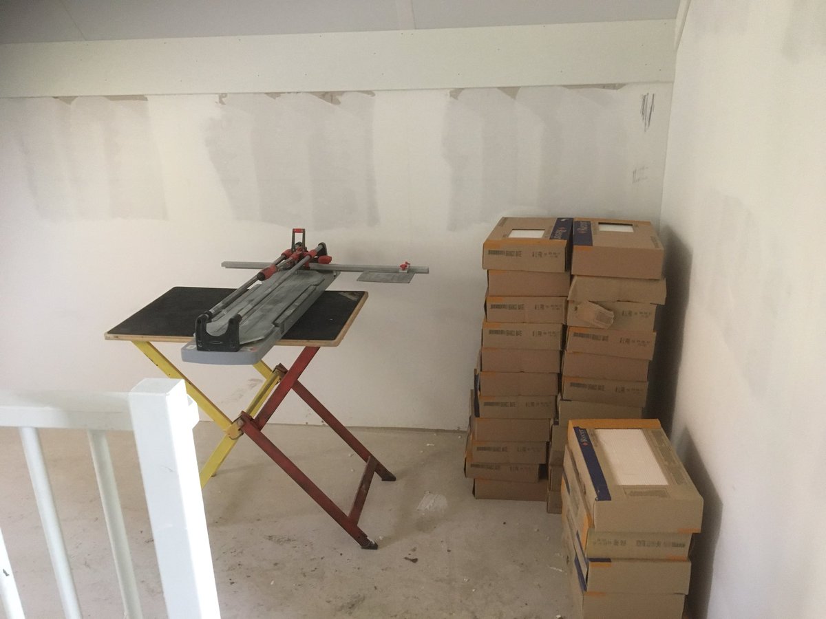 GerwenP's tweet photo. Aanbrengen wandtegels kavel 23. @BAMWonen @inspiringspace #schijndel #debuitenhagen https://t.co/ji07H1SpaS