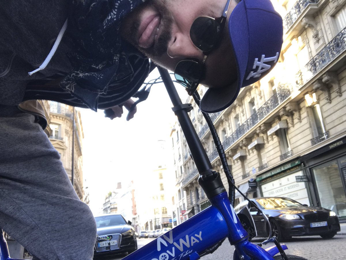 Allez! En <a href="/Moovway/">Moovway</a> aujourd’hui... Ca fait genre tu pédales alors que non.
Je précise tweet non sponsorisé!
(Si je me faisais payer pour tweeter j’aurais des fringues moins degueu)