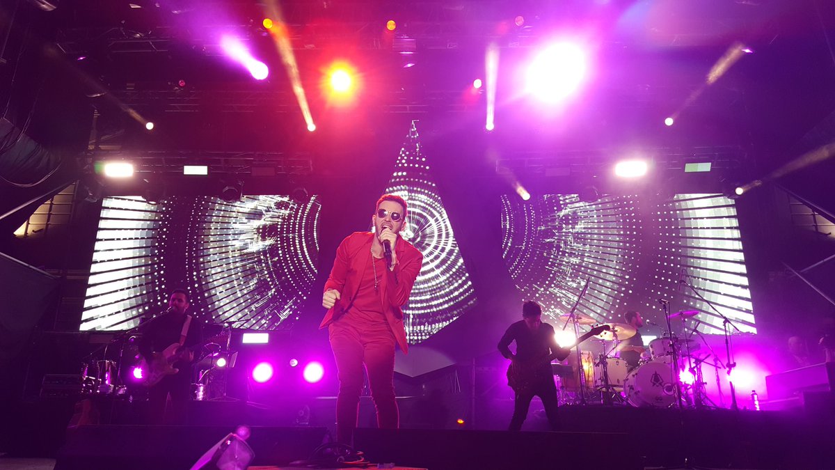 carolinaaa_0's tweet photo. Tremenda noche en Azul con el #TourSer de @AxelOficial 😍 https://t.co/pfCuCkNpww