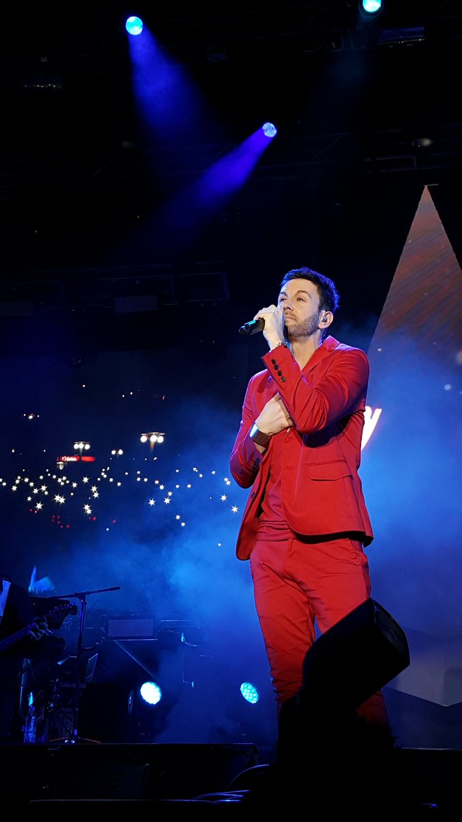 carolinaaa_0's tweet photo. Tremenda noche en Azul con el #TourSer de @AxelOficial 😍 https://t.co/pfCuCkNpww