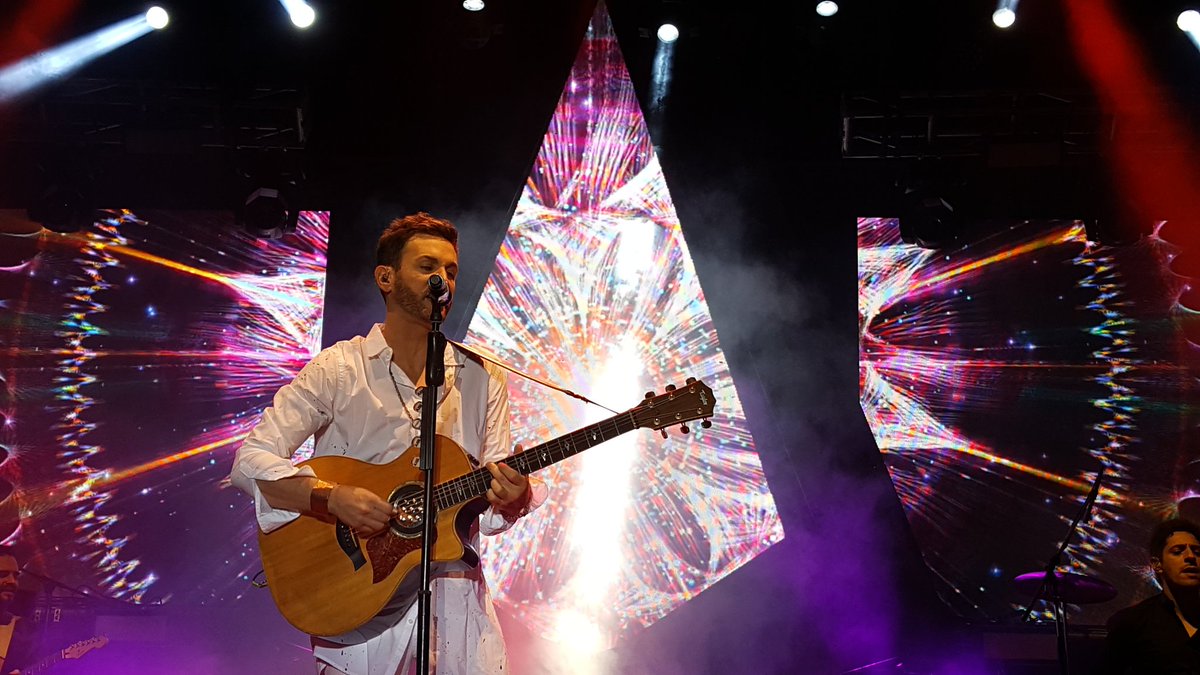 carolinaaa_0's tweet photo. Tremenda noche en Azul con el #TourSer de @AxelOficial 😍 https://t.co/pfCuCkNpww