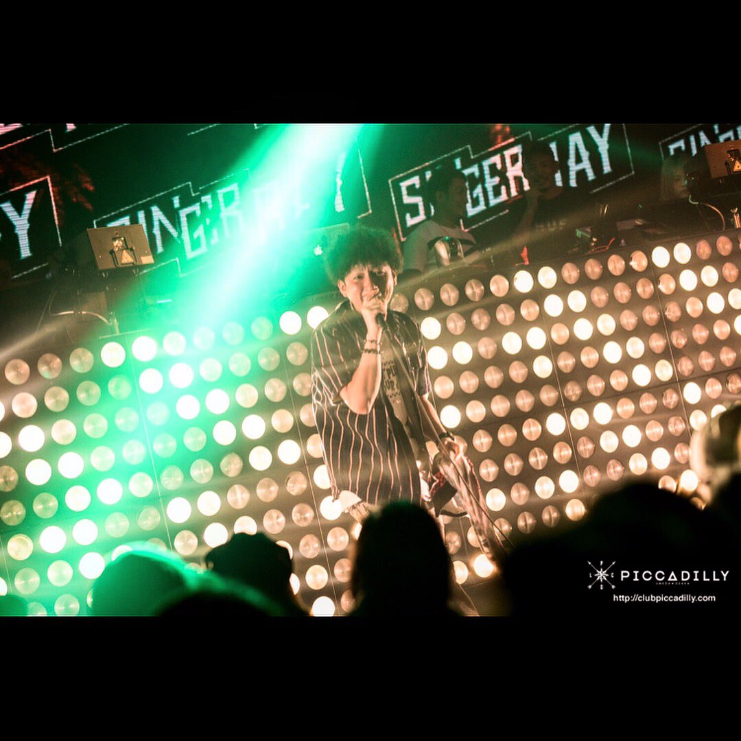 RAY_SINGER's tweet photo. 昨日は久しぶり一日に2回LIVEしました！京都からの梅田PICCADILLY！レックスとバッチリかましてきたよ！網シャツも着たよw
来てくれたみんなありがとうね！
また呼んでもらいたいねー
#レイシング #昭和61年会 https://t.co/nKD2q09vKi