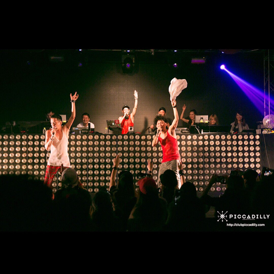 RAY_SINGER's tweet photo. 昨日は久しぶり一日に2回LIVEしました！京都からの梅田PICCADILLY！レックスとバッチリかましてきたよ！網シャツも着たよw
来てくれたみんなありがとうね！
また呼んでもらいたいねー
#レイシング #昭和61年会 https://t.co/nKD2q09vKi