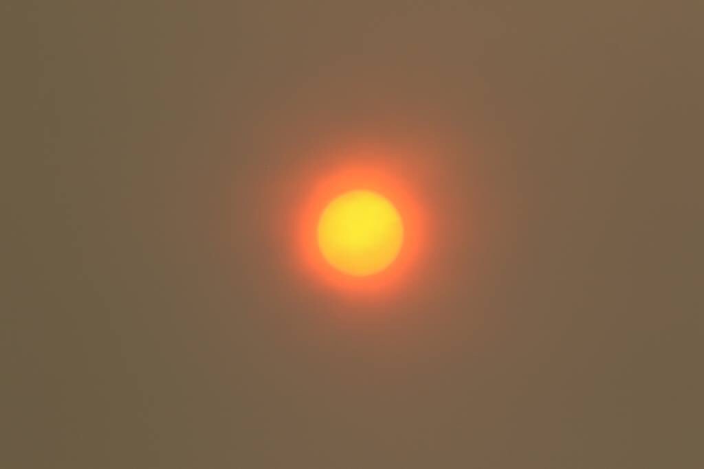 AlyFennPhoto's tweet photo. #strangesun #orangesun https://t.co/7lLQRXiw57